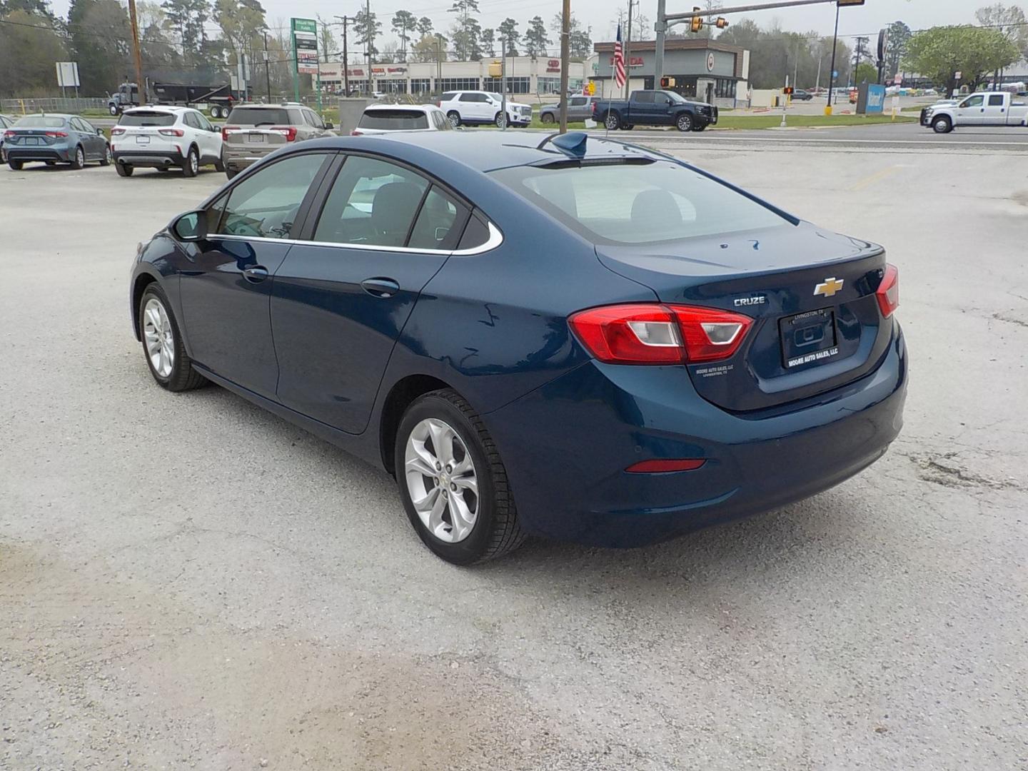 2019 Blue /Gray Chevrolet Cruze LT (1G1BE5SMXK7) , Automatic transmission, located at 1617 W Church Street, Livingston, TX, 77351, (936) 327-3600, 30.710995, -94.951157 - NICE!! If you need an economical ride to commute in look no further!! - Photo#5